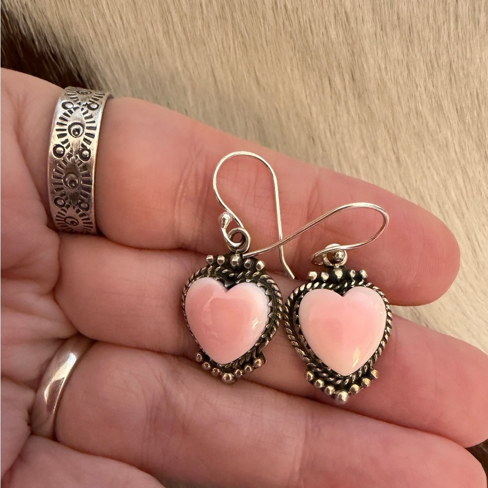 ❤️ Queen Pink Conch Navajo Style Heart Dangle Earrings Sterling Silver 7.7 Grams